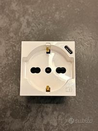 BTicino MatrixGo presa Schuko e USB-C bianca
