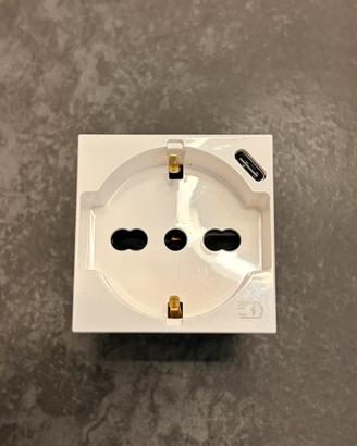 BTicino MatrixGo presa Schuko e USB-C bianca