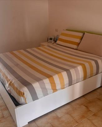Letto matrimoniale con comodini