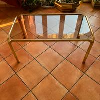 Tavolo basso con piano in vetro