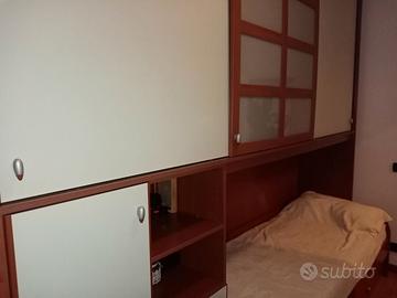 Armadio da letto che comprende letto singolo