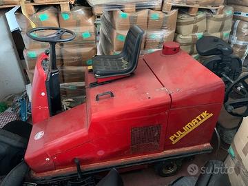 SPAZZATRICE MOTOSCOPA con uomo a bordo