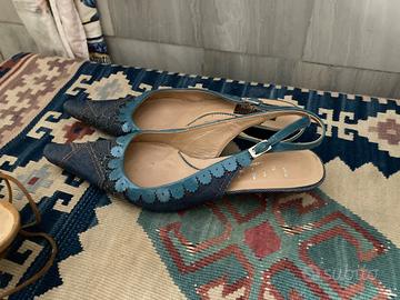 Décolleté in tessuto e pelle con tacco basso