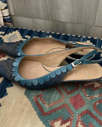 Décolleté in tessuto e pelle con tacco basso