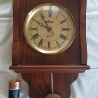 Orologio pendolo in legno con pila