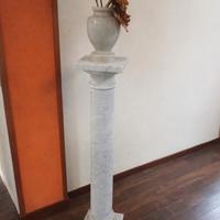 colonna in marmo con vaso 