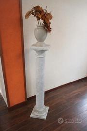 colonna in marmo con vaso 