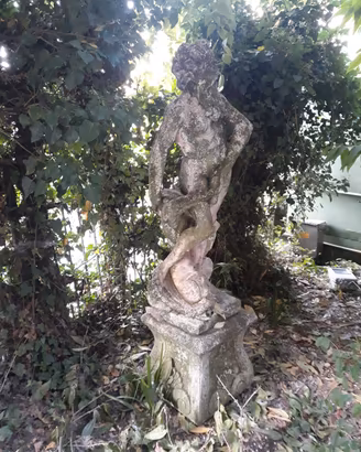 Statua in cemento con piedistallo 