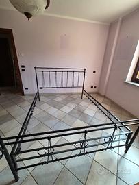 Letto in ferro battuto e Mobiletto 