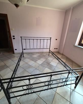 Letto in ferro battuto e Mobiletto 