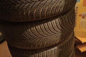 Gomme Good Year Vector 4 season 215 55 17 + cerchi