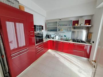 cucina completa di elettrodomestici