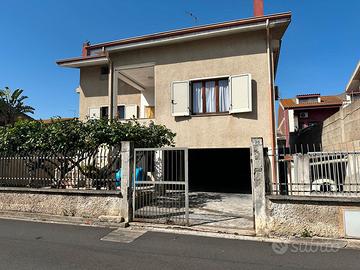 Indipendente bilivelli in zona residenziale