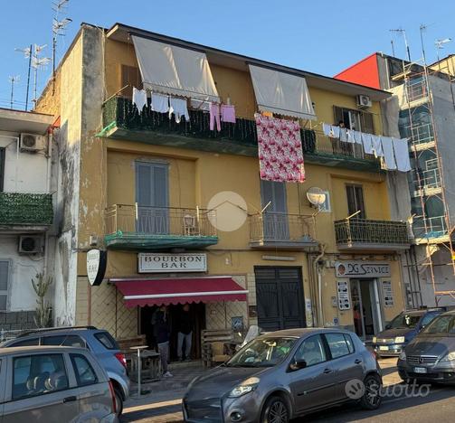 4 LOCALI A NAPOLI