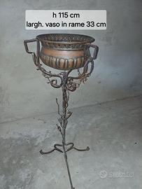 Piantana  in ferro battuto con vaso in rame