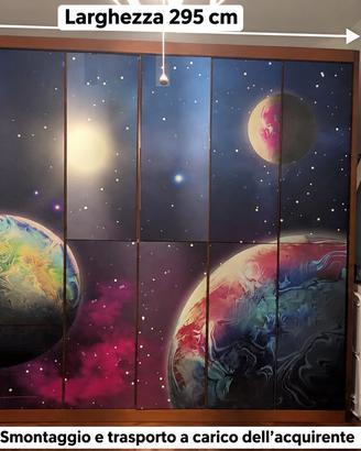 Armadio capiente con decorazione spazio e pianeti