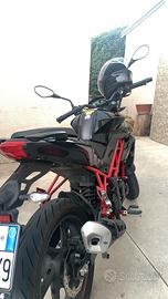 Benelli BN 125 2023-Casco incluso