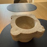Mortaio in Pietra calcarea scolpita, quattro lobi