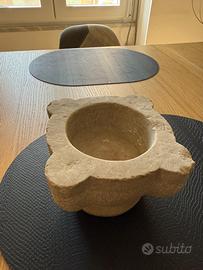 Mortaio in Pietra calcarea scolpita, quattro lobi