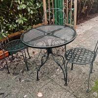 Tavolino con sedie in metallo