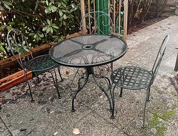 Tavolino con sedie in metallo