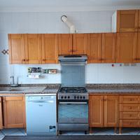 Cucina con elettrodomestici