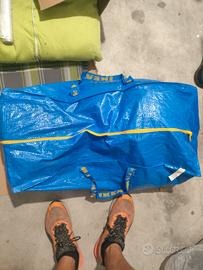 Borsa Ikea con vestiti vari donna misti