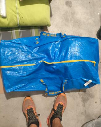 Borsa Ikea con vestiti vari donna misti