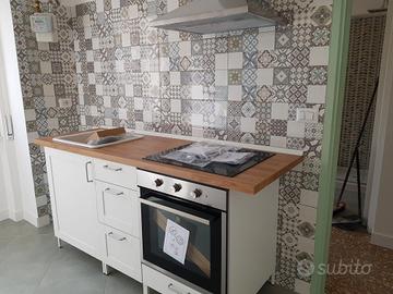 cucina con frigo e lavatrice