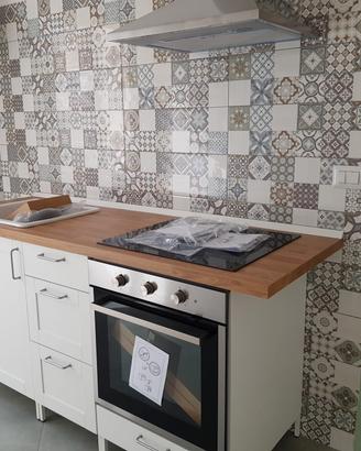 cucina con frigo e lavatrice