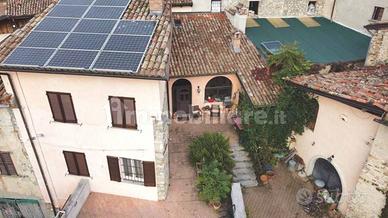 Rustico / Casale di 340 m² con più di 5 locali a G