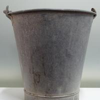 Secchio d'epoca in zinco