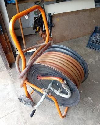 Carrello avvolgitubo in metallo con bobiba tubo