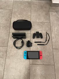 Nintendo switch con custodia e accessori