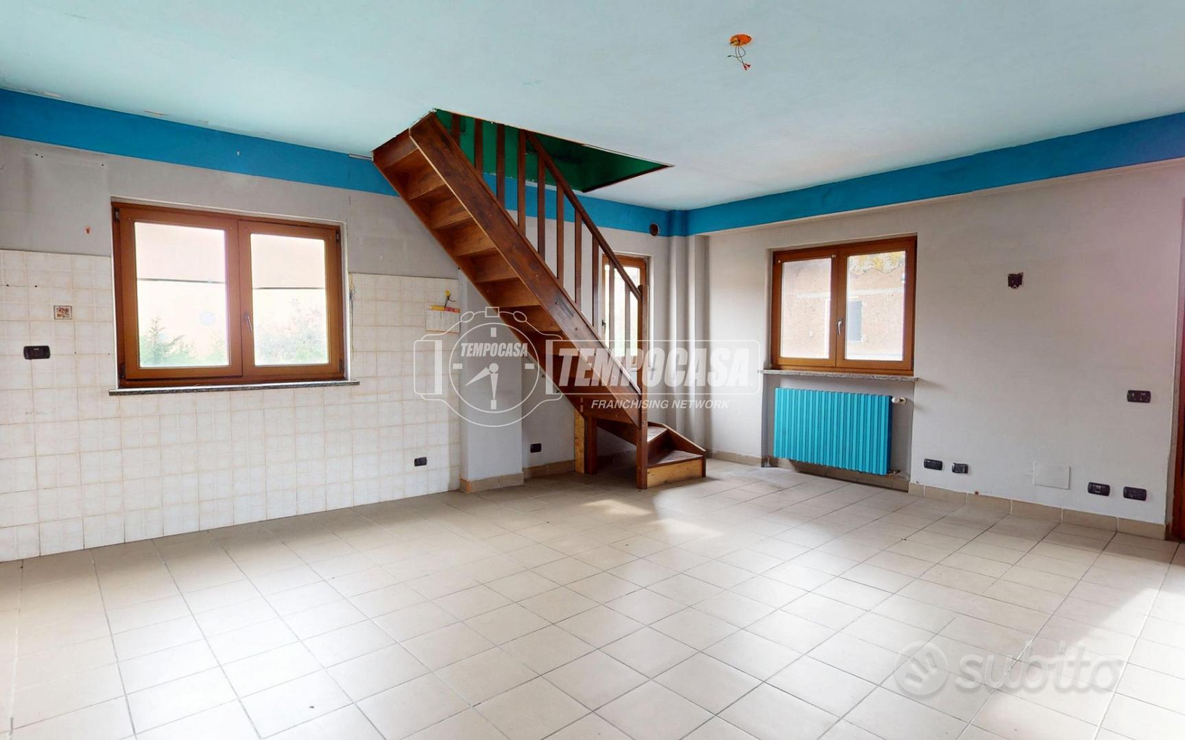 SOLUZIONE BIFAMILIARE IN CENTRO PAESE - Vista 3