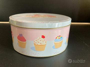 Scatole di latte biscotti e cereali