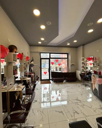 Avviato salone di parrucchiera pronto all' uso