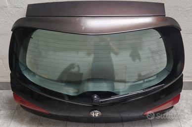 PORTELLONE ALFAROMEO 147  CON SPOILER NERO 