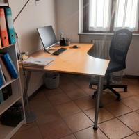 Scrivania angolare Ikea e seggiolina girevole