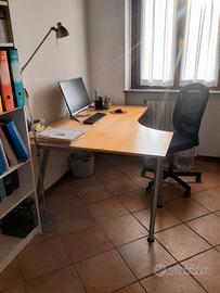 Scrivania angolare Ikea e seggiolina girevole