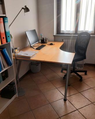Scrivania angolare Ikea e seggiolina girevole