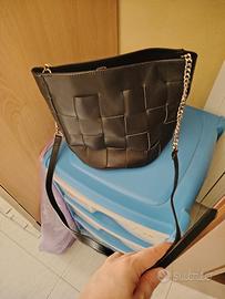 borsa nera a tracolla mai usata