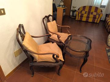 due poltroncine con tavolino