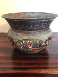 Vaso vintage in metallo decorato