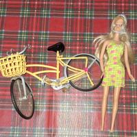 Bambola con bicicletta.