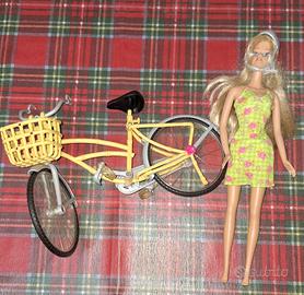 Bambola con bicicletta.