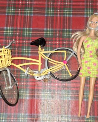 Bambola con bicicletta.