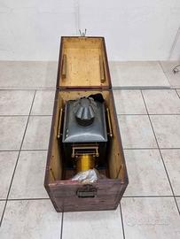 Antica Lanterna magica con baule in legno