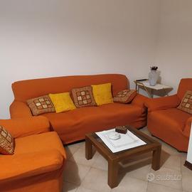 Salotto con relativo tavolino 