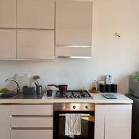 cucina bianca con rifiniture argento